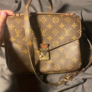 100% authentic luxury LV comes with original dust bag and original orange lv bag